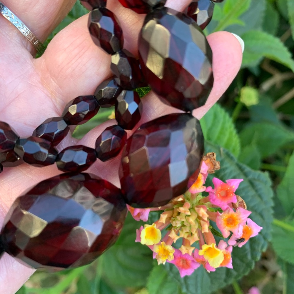 Cherry Bakelite Graduated Faceted Bead Necklace Simichrome TESTED 1.5 oz/42.5 gr